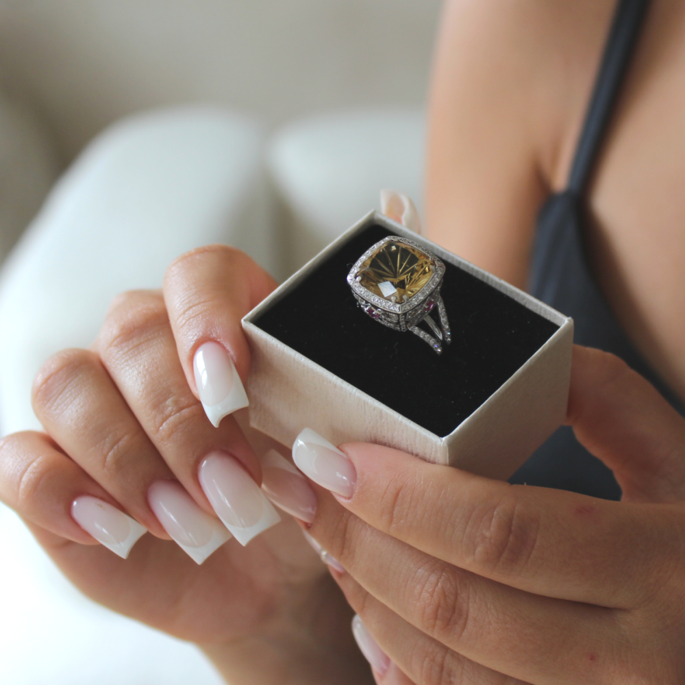 який камінь підходить жінкам левам