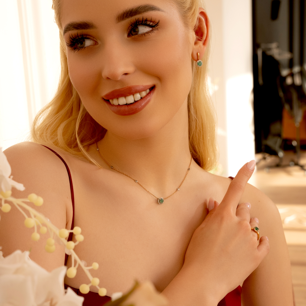 камень зеленого цвета